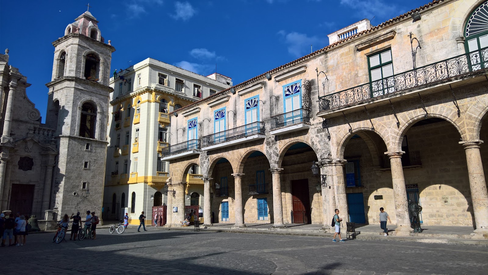Havana: Classic Cars and Old Streets